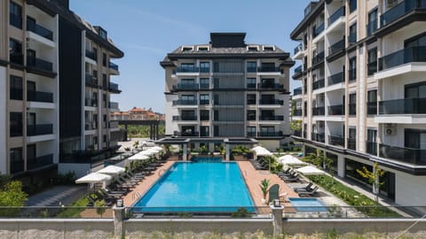 Property building, Pool view, Swimming pool, Location, sunbed