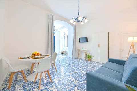 Communal lounge/ TV room, TV and multimedia, Living room, Seating area