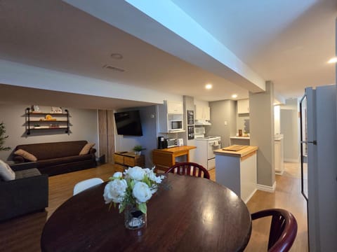 Kitchen or kitchenette, Living room, Seating area, Dining area