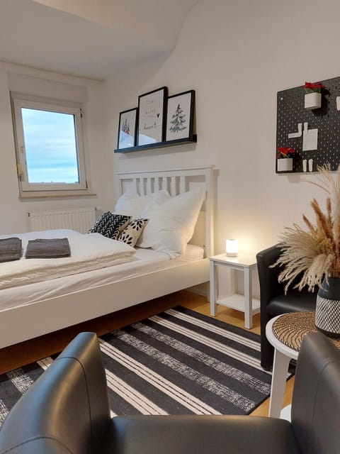 Bed, TV and multimedia, Photo of the whole room, Seating area, Bedroom