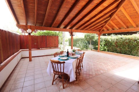 Property building, Balcony/Terrace, Dining area