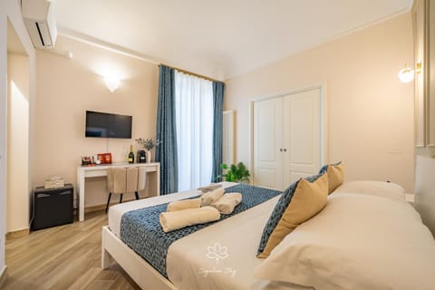 Bed, TV and multimedia, Photo of the whole room, Bedroom, minibar, towels