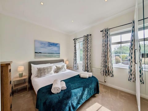 Photo of the whole room, Bedroom, towels