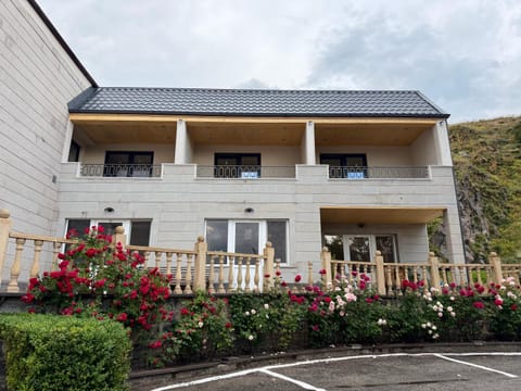 Property building, Spring, Day, Garden