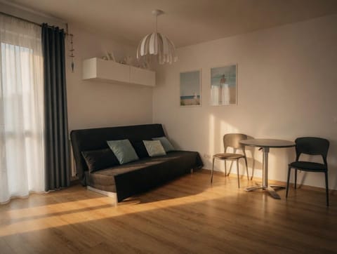 Bed, Photo of the whole room, Seating area, Dining area
