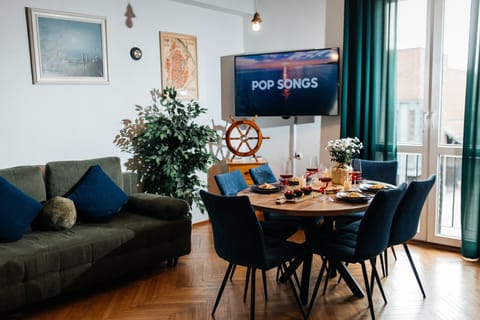Communal lounge/ TV room, TV and multimedia, Living room, Food and drinks, Seating area, Dining area, Evening entertainment, Food