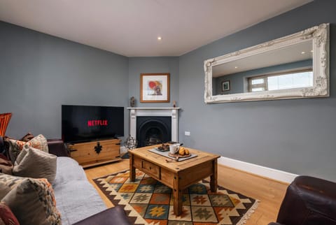 Communal lounge/ TV room, TV and multimedia, Living room, Seating area, Evening entertainment