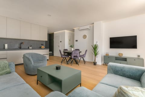 TV and multimedia, Living room, Seating area, Evening entertainment