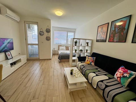 Bed, TV and multimedia, Photo of the whole room
