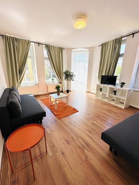 TV and multimedia, Living room, Seating area, Evening entertainment