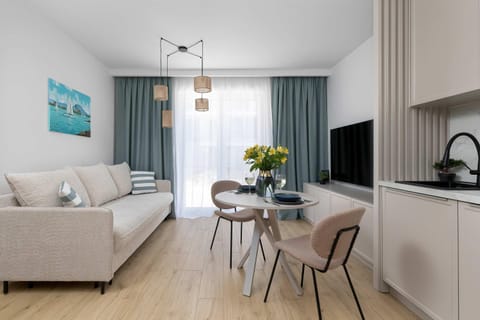 TV and multimedia, Kitchen or kitchenette, Living room, Seating area, Dining area