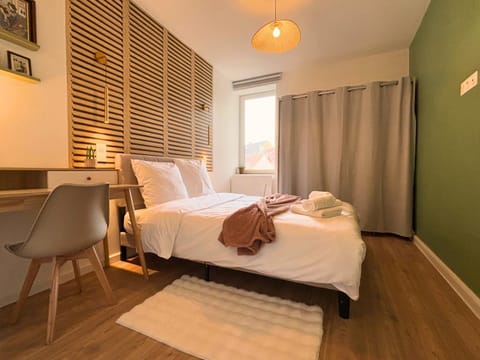 Bed, Bedroom, towels