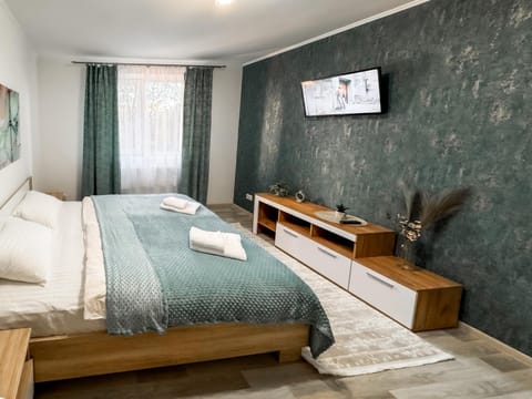 Bed, TV and multimedia, Photo of the whole room, Seating area, Bedroom, towels