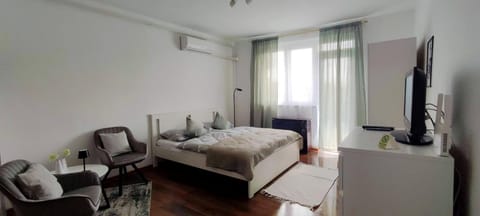 Bed, TV and multimedia, Bedroom, air conditioner