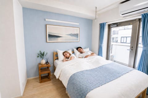 Bed, People, Photo of the whole room, Bedroom, air conditioner