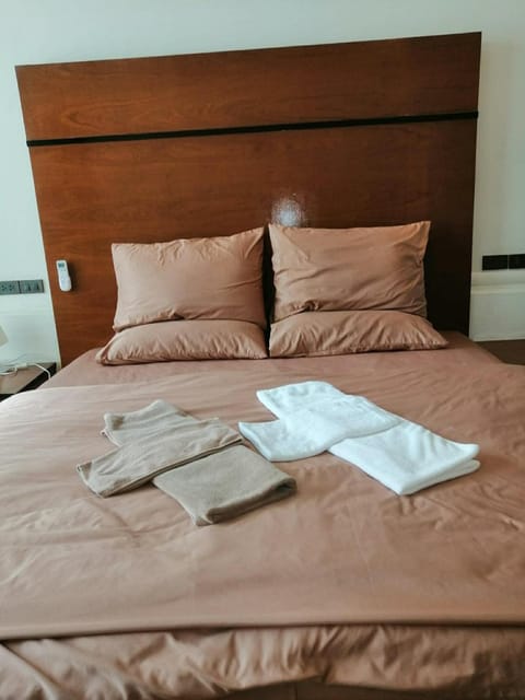 Bed, towels