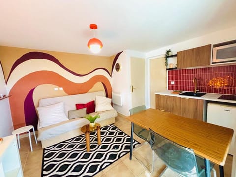 Kitchen or kitchenette, Living room, Seating area, Dining area