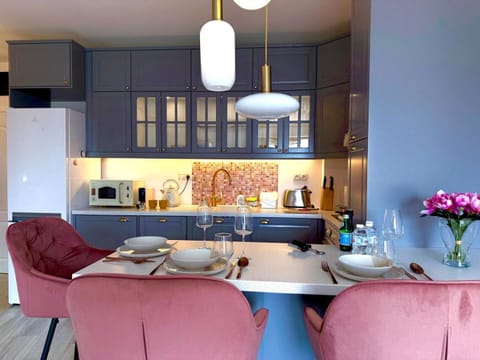 Coffee/tea facilities, Kitchen or kitchenette, Dining area, microwave, stove, toaster