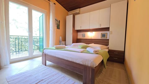 Bed, Bedroom, towels, wardrobe