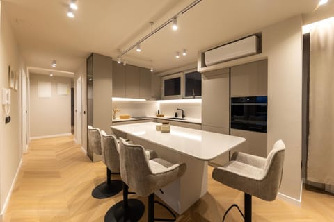Kitchen or kitchenette, Dining area, air conditioner
