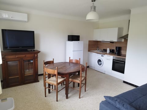 TV and multimedia, Living room, Seating area, Dining area, stove