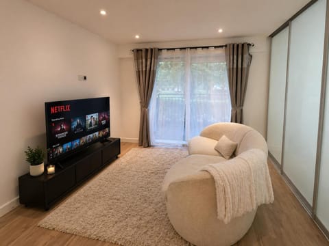 Communal lounge/ TV room, TV and multimedia, Living room, Seating area, Evening entertainment