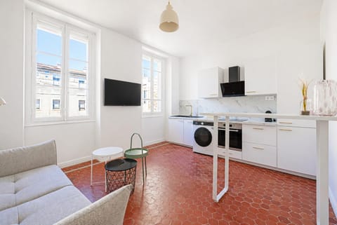 Coffee/tea facilities, Dining area, dishwasher, oven, toaster, washing machine, kitchen