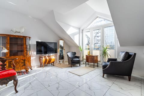 Communal lounge/ TV room, TV and multimedia, Living room, Seating area, Evening entertainment