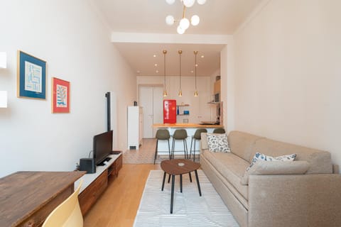 TV and multimedia, Kitchen or kitchenette, Living room, Seating area, Dining area