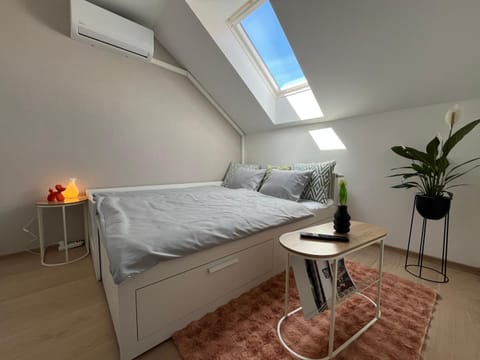 Photo of the whole room, Bedroom, air conditioner