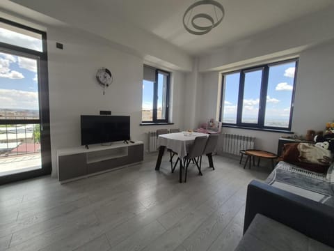 TV and multimedia, Seating area, Dining area