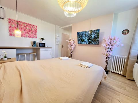 Bed, Photo of the whole room, Bedroom