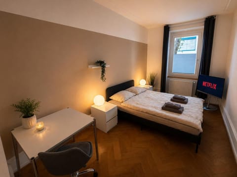 Bed, TV and multimedia, Bedroom