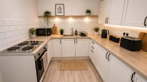 Coffee/tea facilities, Kitchen or kitchenette, stove, toaster
