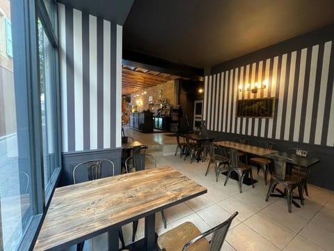 Restaurant/places to eat, Lounge or bar