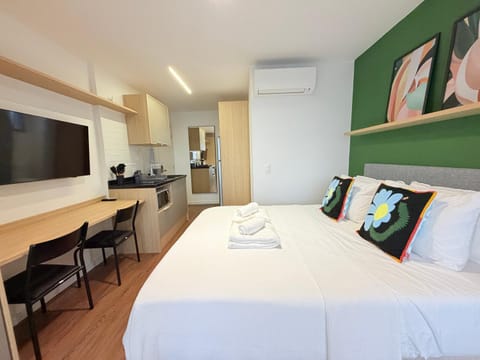 Bed, TV and multimedia, Kitchen or kitchenette, Photo of the whole room, Dining area, Bedroom, towels, air conditioner