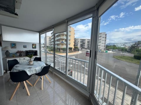Patio, Dining area, Street view, oven