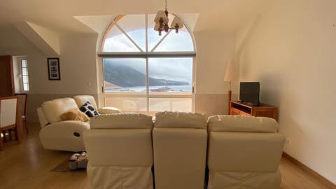 Communal lounge/ TV room, Living room, Mountain view