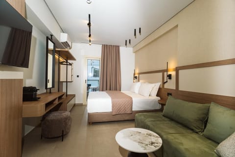 Bed, TV and multimedia, Living room, Photo of the whole room, Seating area, Bedroom