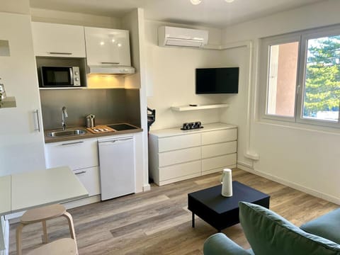 TV and multimedia, Kitchen or kitchenette, Living room, air conditioner