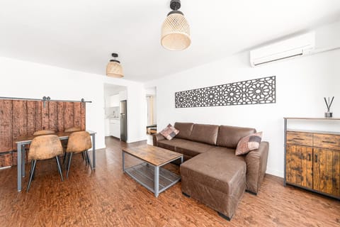 Living room, Seating area, Dining area, air conditioner