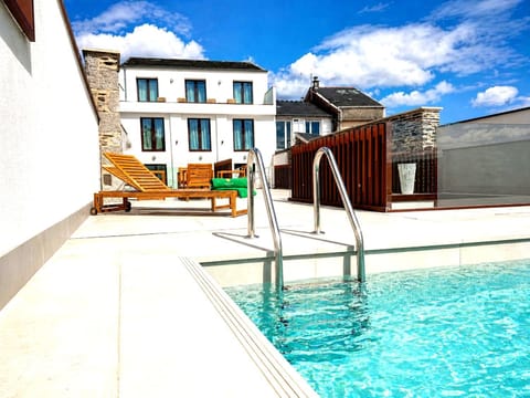 Property building, Balcony/Terrace, Swimming pool, sunbed, towels