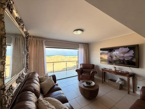 Communal lounge/ TV room, Natural landscape, TV and multimedia, Living room, Evening entertainment