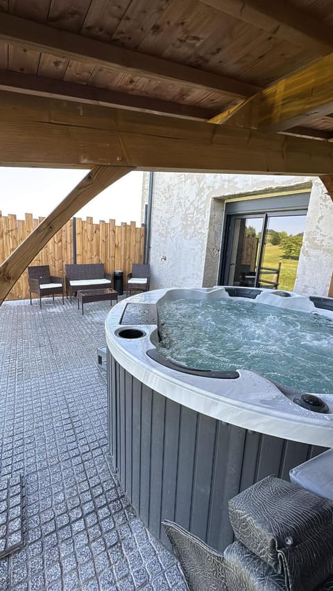 Patio, Hot Tub, Balcony/Terrace