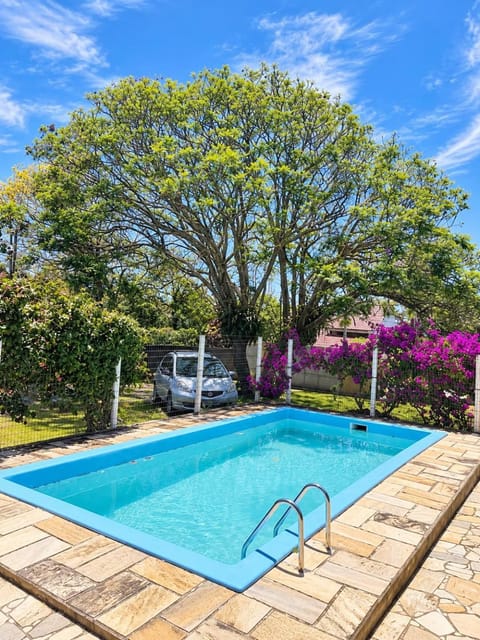Spring, Day, Garden, Swimming pool, Parking