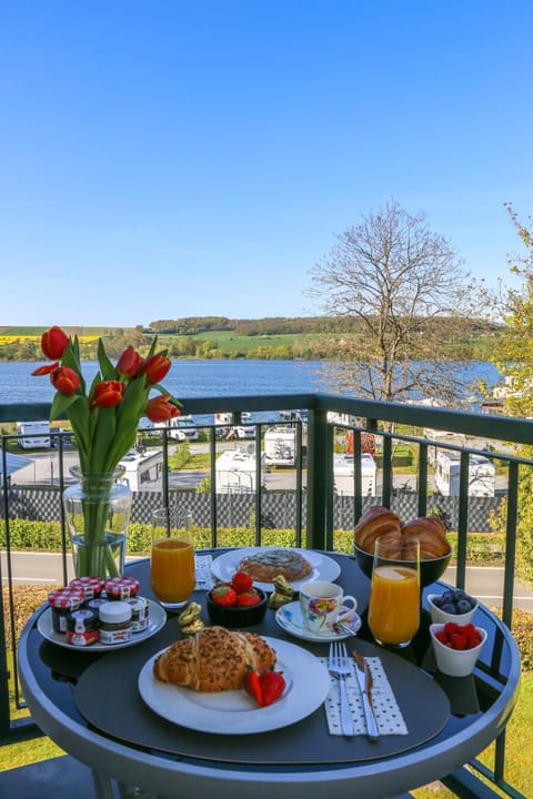 Natural landscape, View (from property/room), Balcony/Terrace, Food and drinks, Dining area, Food, Food, Lake view, Breakfast, Drinks