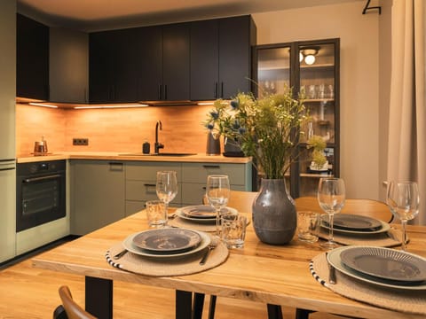 Kitchen or kitchenette, Dining area