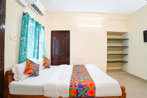 Bed, TV and multimedia, Photo of the whole room, air conditioner