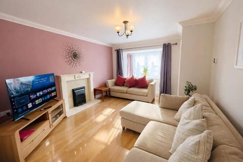 Communal lounge/ TV room, TV and multimedia, Living room, Evening entertainment