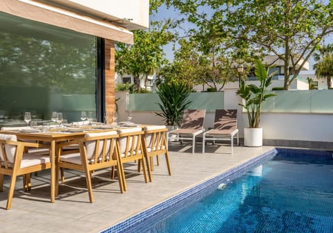 Garden, Dining area, Pool view